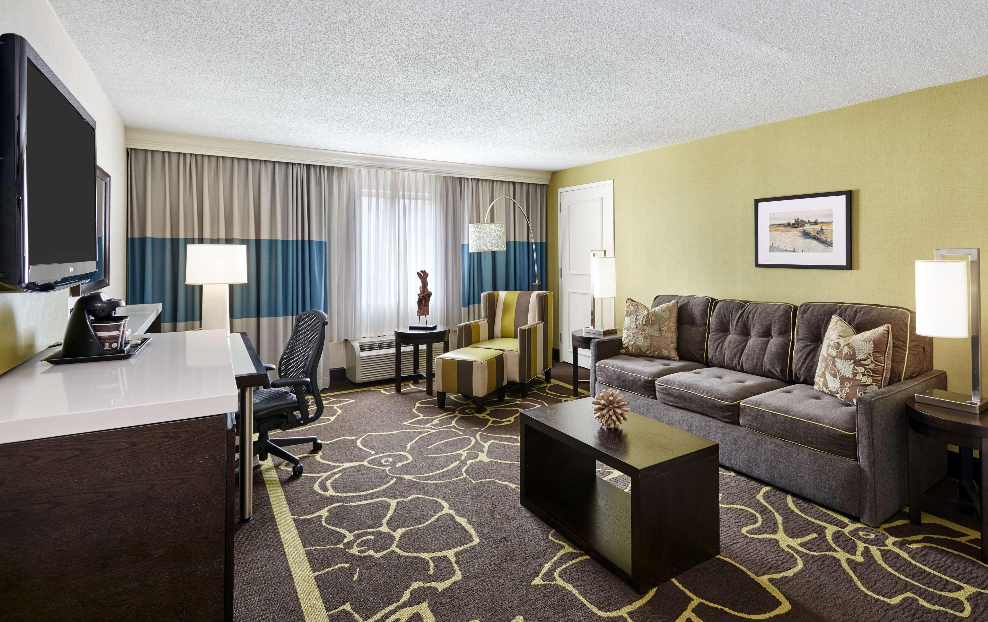 Hotel Doubletree By Hilton Charlotte Uptown Exterior foto