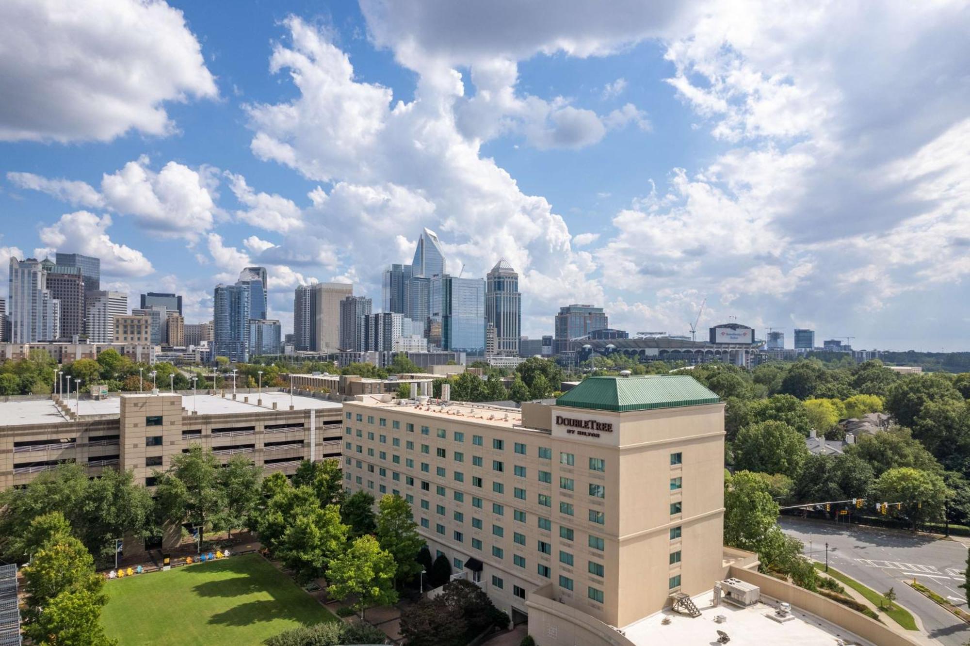 Hotel Doubletree By Hilton Charlotte Uptown Exterior foto